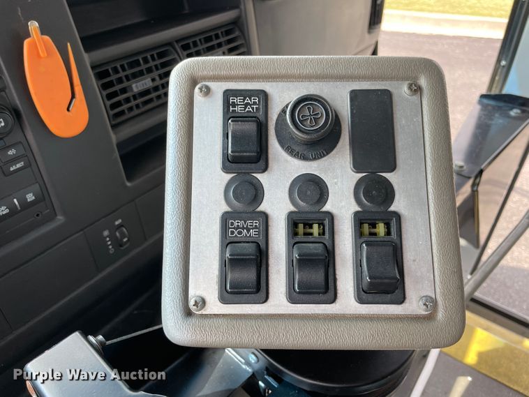 image for item JQ9524 2009 Chevrolet Express 3500  shuttle bus