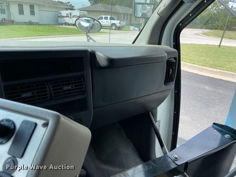 image for item JQ9524 2009 Chevrolet Express 3500  shuttle bus