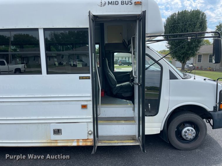 image for item JQ9524 2009 Chevrolet Express 3500  shuttle bus
