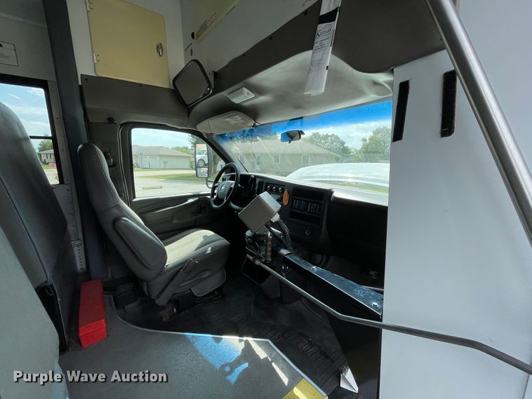 image for item JQ9524 2009 Chevrolet Express 3500  shuttle bus
