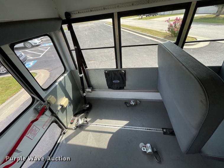 image for item JQ9524 2009 Chevrolet Express 3500  shuttle bus