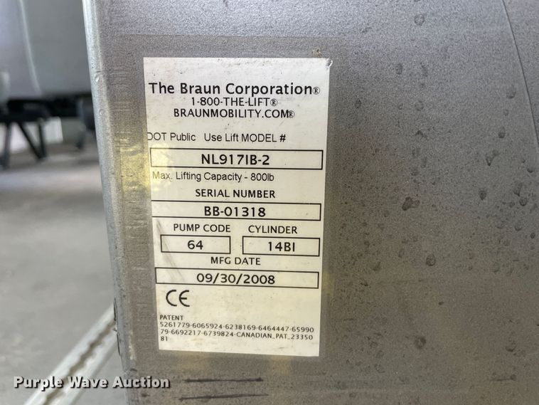 image for item JQ9524 2009 Chevrolet Express 3500  shuttle bus