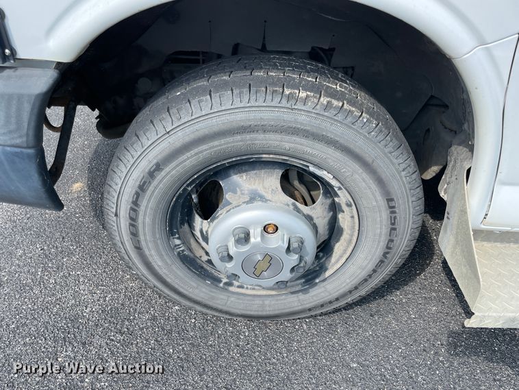 image for item JQ9524 2009 Chevrolet Express 3500  shuttle bus