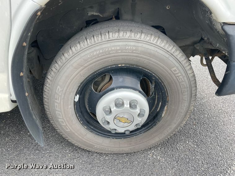 image for item JQ9524 2009 Chevrolet Express 3500  shuttle bus