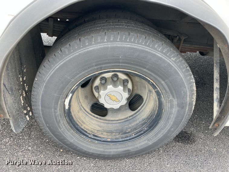 image for item JQ9524 2009 Chevrolet Express 3500  shuttle bus