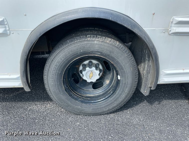 image for item JQ9524 2009 Chevrolet Express 3500  shuttle bus