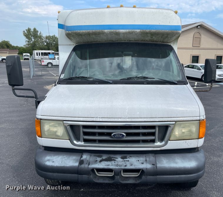 image for item JQ9525 2004 Ford E350 Super Duty  shuttle bus