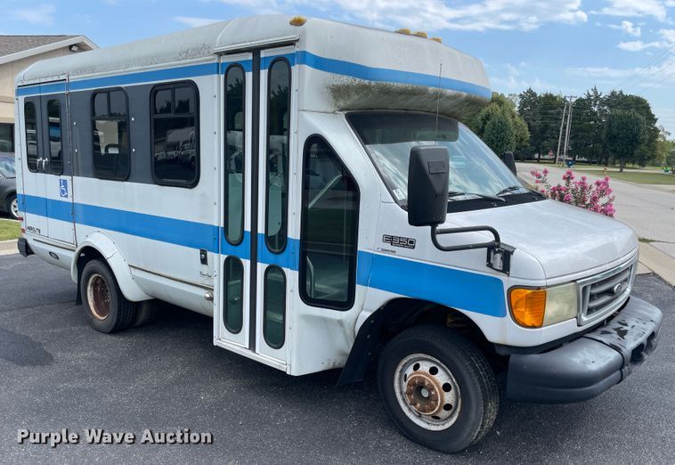 image for item JQ9525 2004 Ford E350 Super Duty  shuttle bus