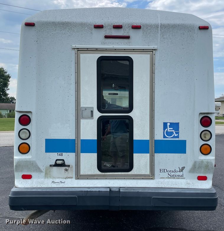 image for item JQ9525 2004 Ford E350 Super Duty  shuttle bus