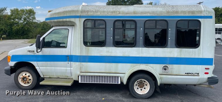 image for item JQ9525 2004 Ford E350 Super Duty  shuttle bus