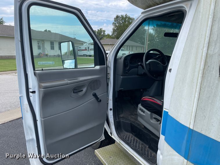 image for item JQ9525 2004 Ford E350 Super Duty  shuttle bus