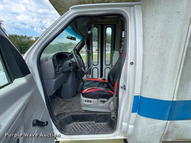 image for item JQ9525 2004 Ford E350 Super Duty  shuttle bus