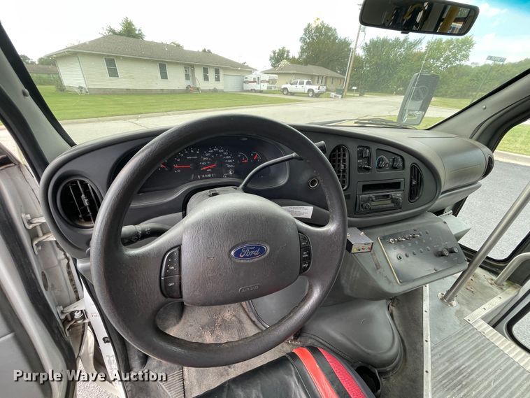 image for item JQ9525 2004 Ford E350 Super Duty  shuttle bus