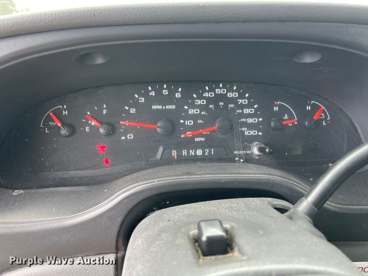 image for item JQ9525 2004 Ford E350 Super Duty  shuttle bus