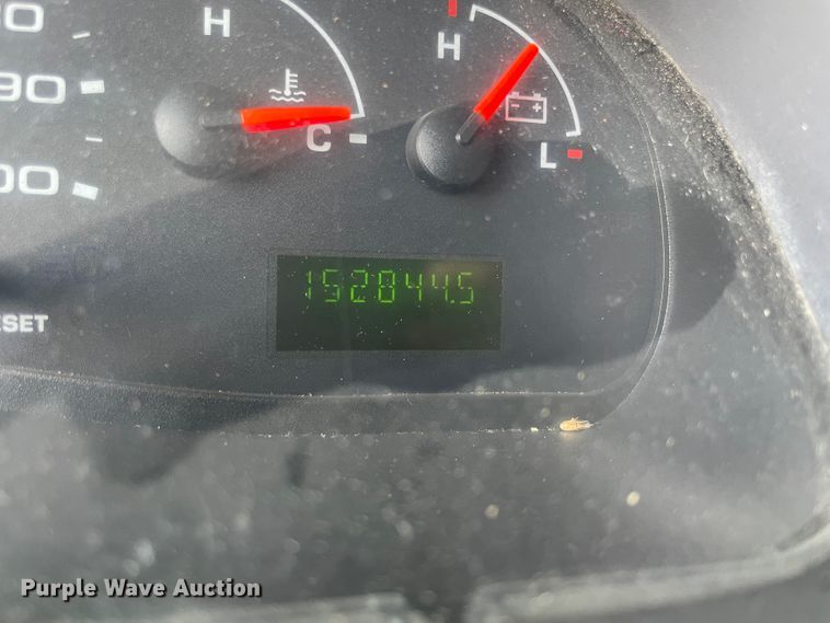 image for item JQ9525 2004 Ford E350 Super Duty  shuttle bus