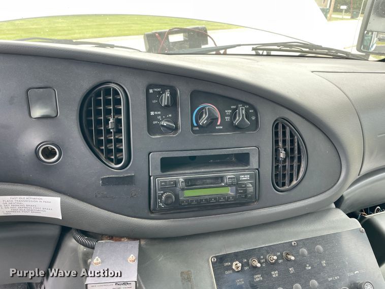 image for item JQ9525 2004 Ford E350 Super Duty  shuttle bus