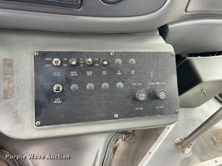 image for item JQ9525 2004 Ford E350 Super Duty  shuttle bus