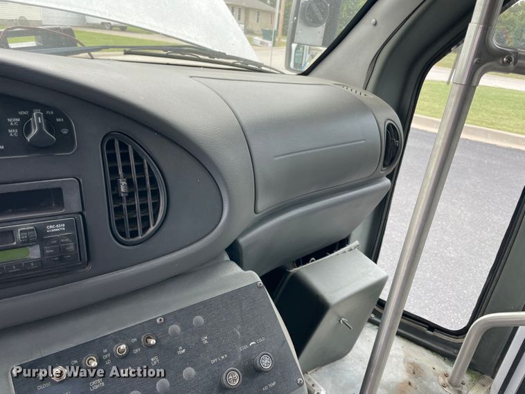 image for item JQ9525 2004 Ford E350 Super Duty  shuttle bus