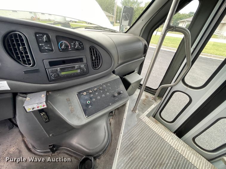 image for item JQ9525 2004 Ford E350 Super Duty  shuttle bus