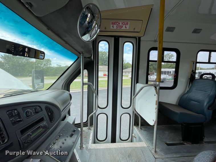 image for item JQ9525 2004 Ford E350 Super Duty  shuttle bus