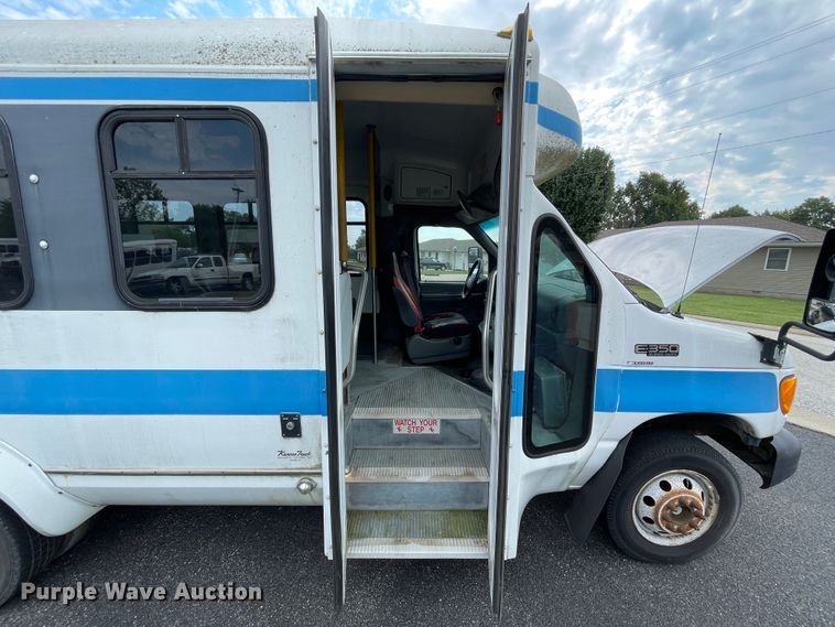 image for item JQ9525 2004 Ford E350 Super Duty  shuttle bus