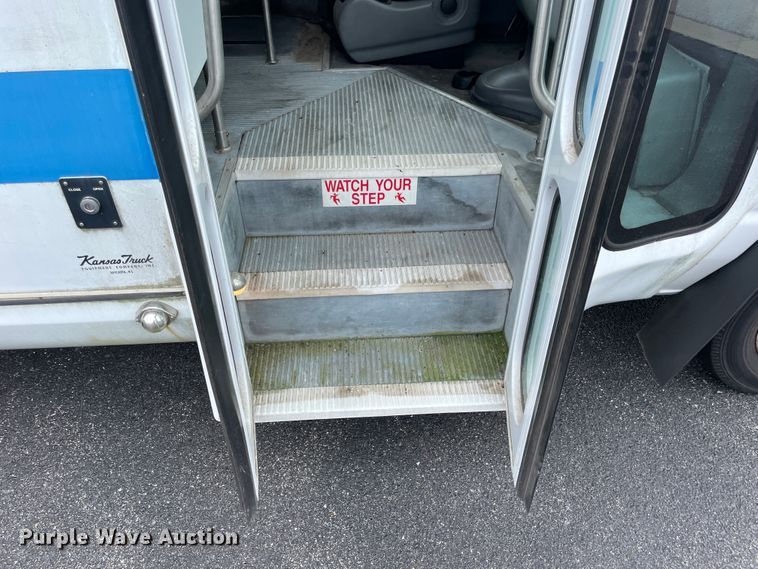 image for item JQ9525 2004 Ford E350 Super Duty  shuttle bus