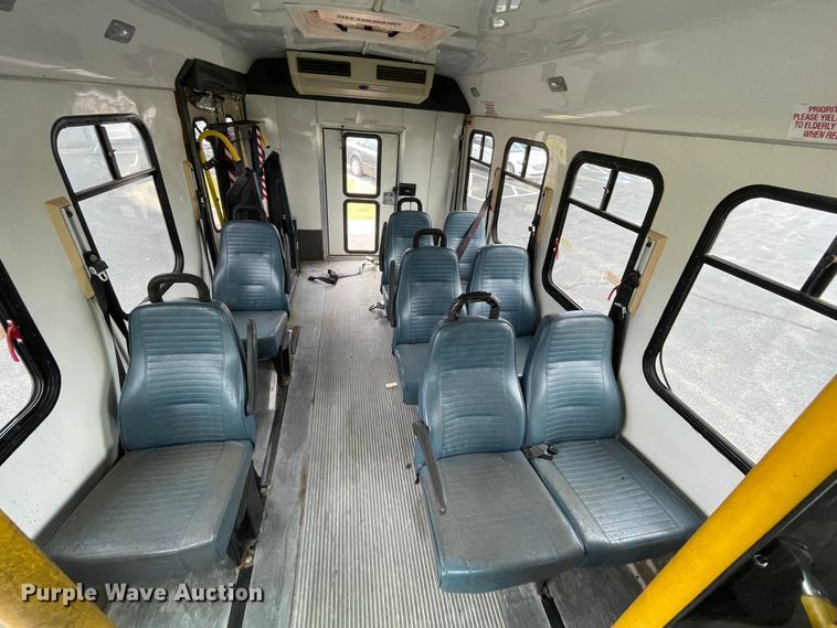 image for item JQ9525 2004 Ford E350 Super Duty  shuttle bus