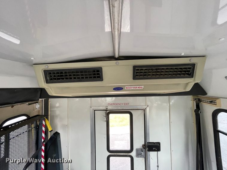 image for item JQ9525 2004 Ford E350 Super Duty  shuttle bus