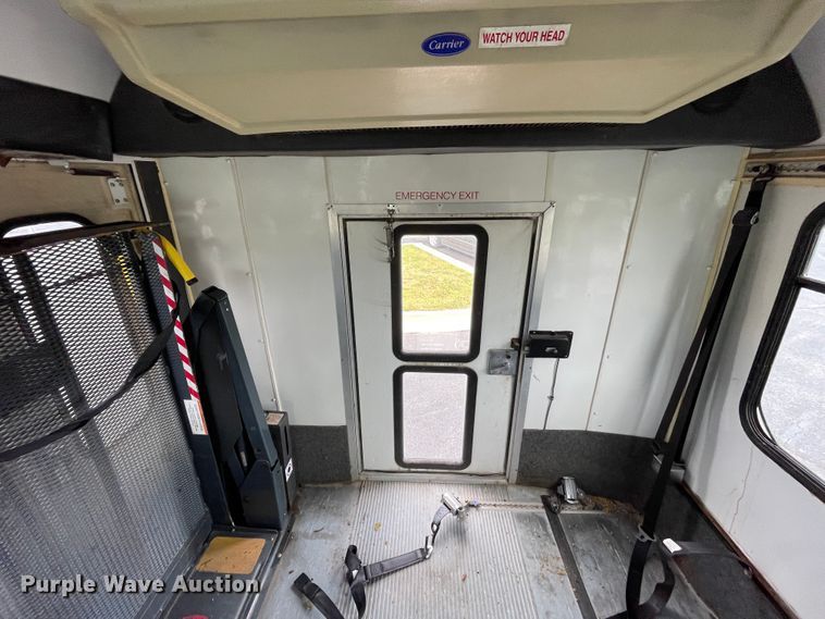 image for item JQ9525 2004 Ford E350 Super Duty  shuttle bus