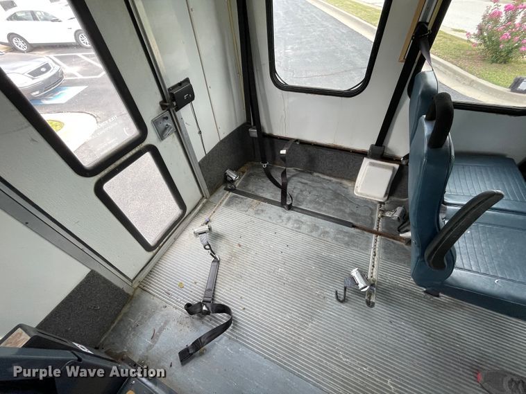 image for item JQ9525 2004 Ford E350 Super Duty  shuttle bus