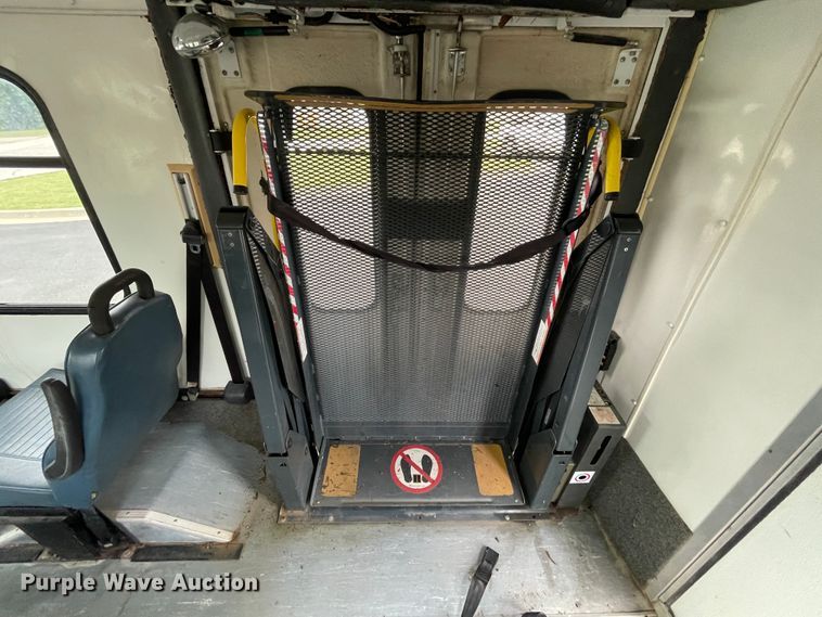 image for item JQ9525 2004 Ford E350 Super Duty  shuttle bus