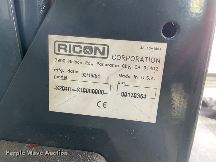 image for item JQ9525 2004 Ford E350 Super Duty  shuttle bus