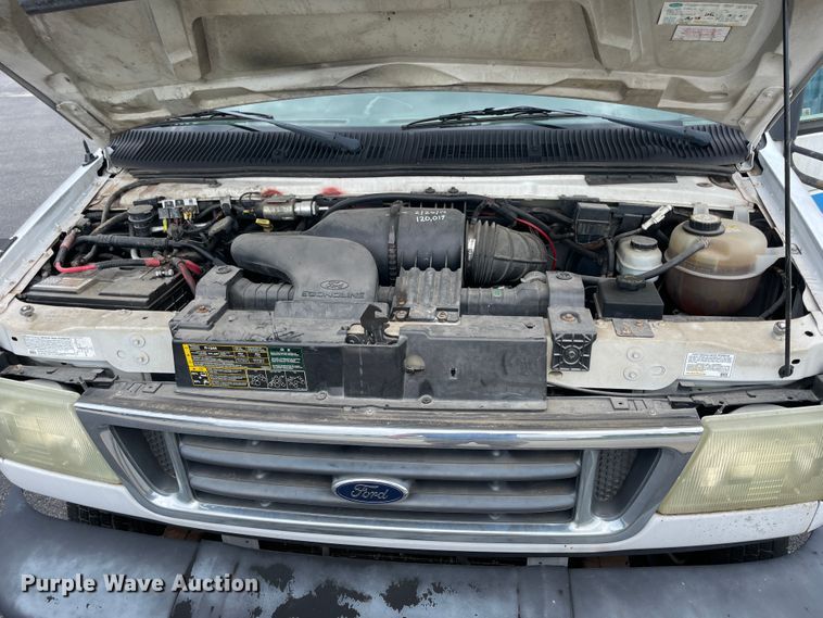 image for item JQ9525 2004 Ford E350 Super Duty  shuttle bus