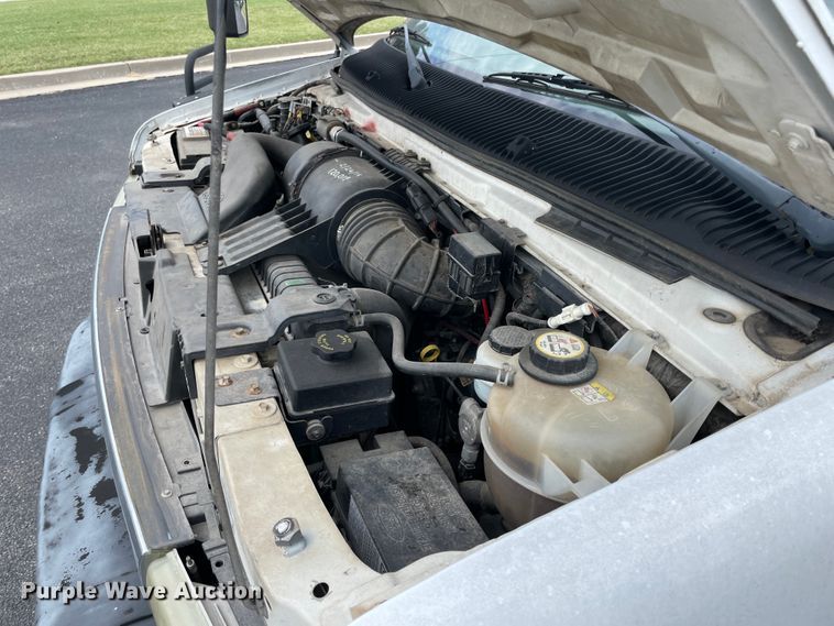 image for item JQ9525 2004 Ford E350 Super Duty  shuttle bus