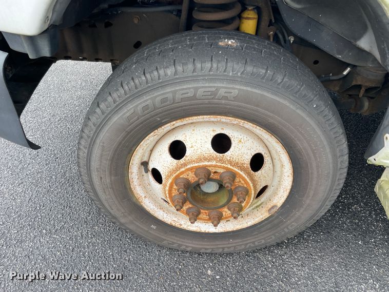 image for item JQ9525 2004 Ford E350 Super Duty  shuttle bus