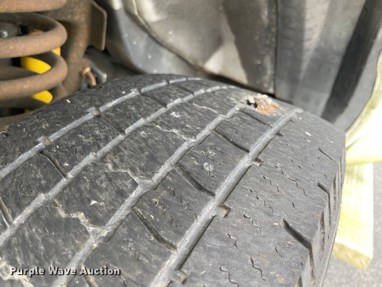 image for item JQ9525 2004 Ford E350 Super Duty  shuttle bus