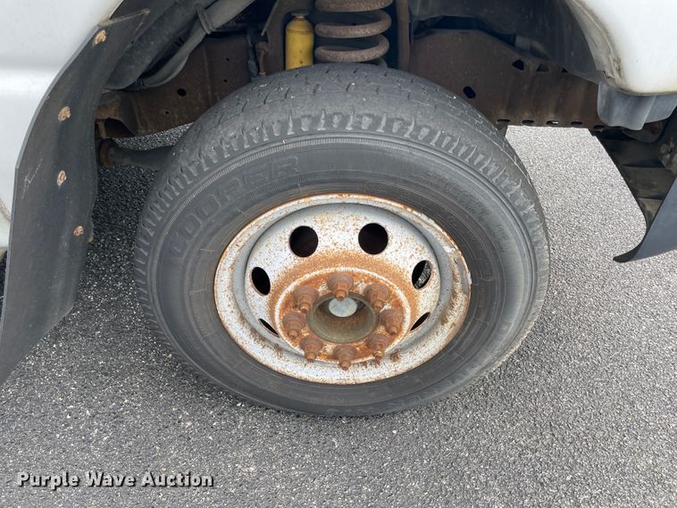 image for item JQ9525 2004 Ford E350 Super Duty  shuttle bus