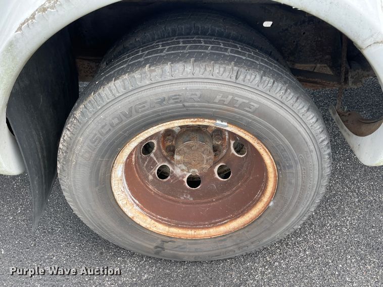 image for item JQ9525 2004 Ford E350 Super Duty  shuttle bus