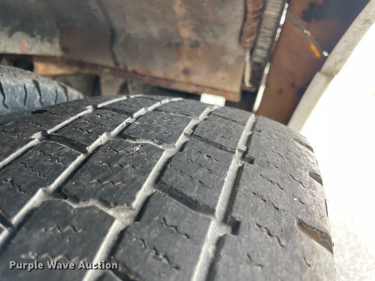 image for item JQ9525 2004 Ford E350 Super Duty  shuttle bus