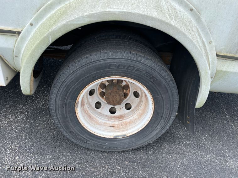 image for item JQ9525 2004 Ford E350 Super Duty  shuttle bus