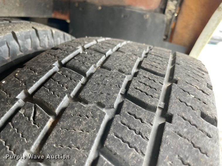 image for item JQ9525 2004 Ford E350 Super Duty  shuttle bus