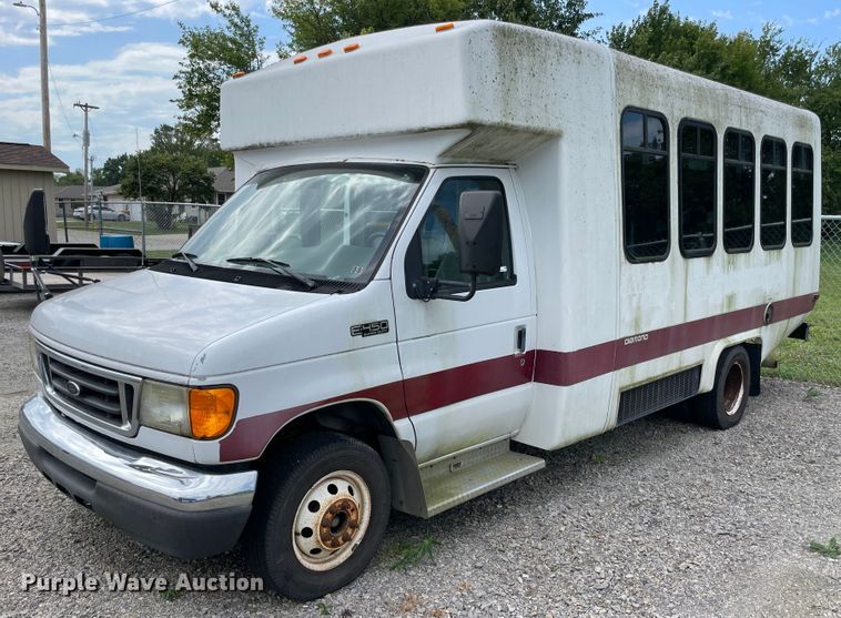 image for item JQ9526 2005 Ford Econoline E450  shuttle bus