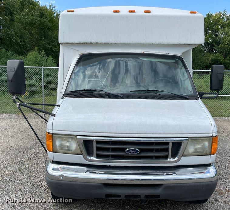 image for item JQ9526 2005 Ford Econoline E450  shuttle bus