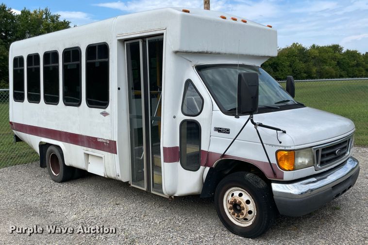 image for item JQ9526 2005 Ford Econoline E450  shuttle bus