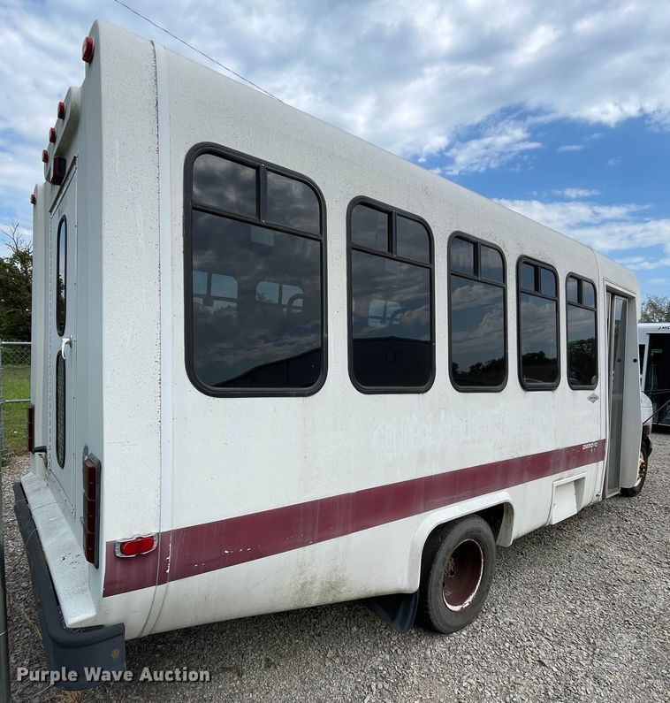 image for item JQ9526 2005 Ford Econoline E450  shuttle bus