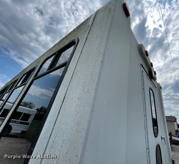 image for item JQ9526 2005 Ford Econoline E450  shuttle bus