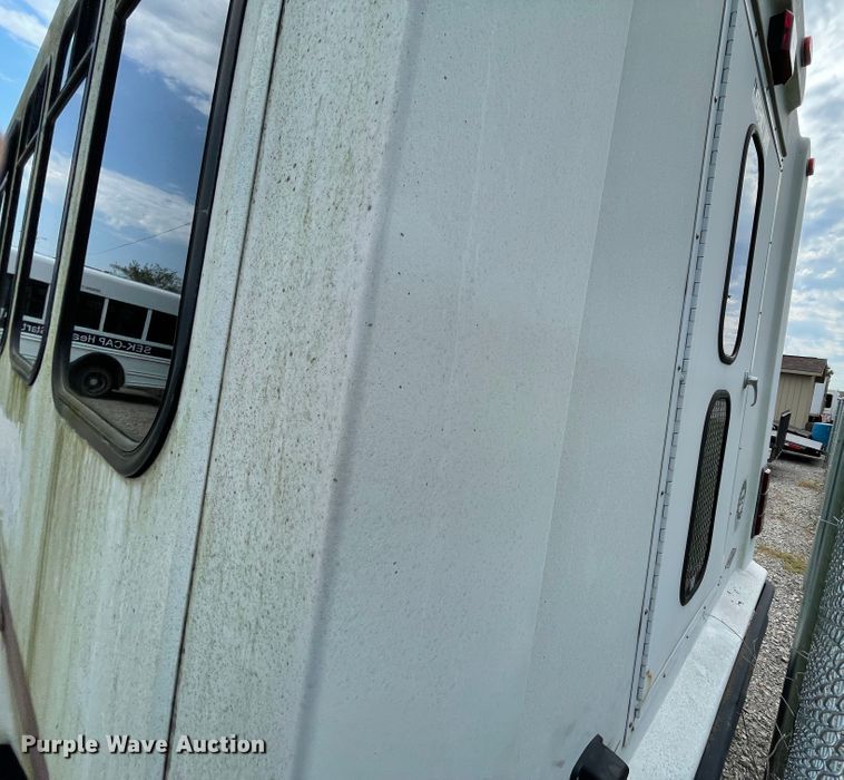 image for item JQ9526 2005 Ford Econoline E450  shuttle bus