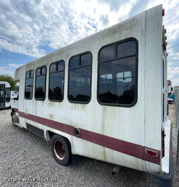 image for item JQ9526 2005 Ford Econoline E450  shuttle bus