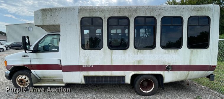 image for item JQ9526 2005 Ford Econoline E450  shuttle bus