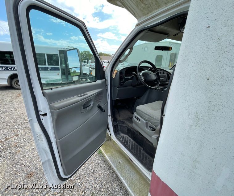 image for item JQ9526 2005 Ford Econoline E450  shuttle bus